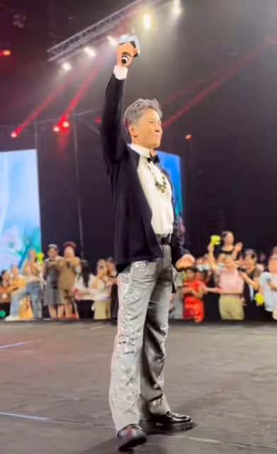 53歲毛寧現身商演撈金,身材發福似中年大叔,與富婆合影笑容滿面