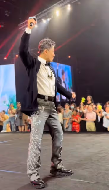 53歲毛寧現身商演撈金,身材發福似中年大叔,與富婆合影笑容滿面