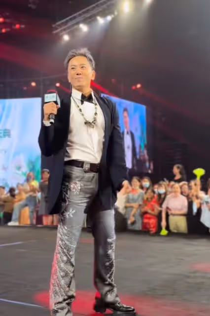 53歲毛寧現身商演撈金,身材發福似中年大叔,與富婆合影笑容滿面
