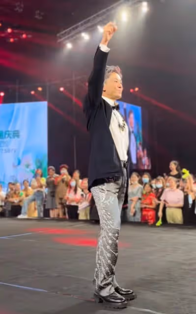 53歲毛寧現身商演撈金,身材發福似中年大叔,與富婆合影笑容滿面