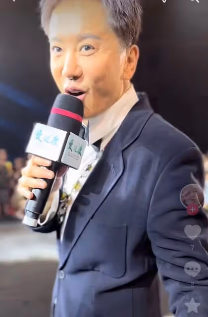 53歲毛寧現身商演撈金,身材發福似中年大叔,與富婆合影笑容滿面