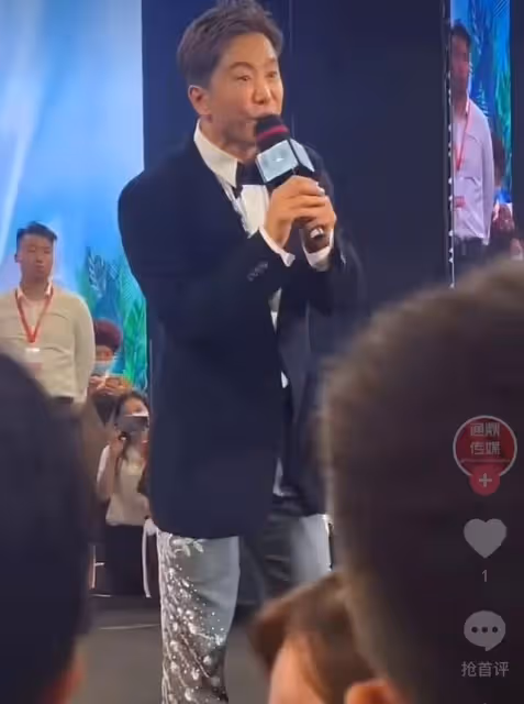 53歲毛寧現身商演撈金,身材發福似中年大叔,與富婆合影笑容滿面