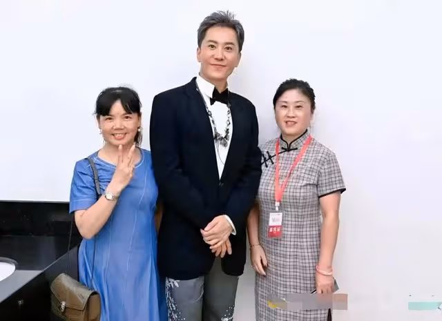 53歲毛寧現身商演撈金,身材發福似中年大叔,與富婆合影笑容滿面