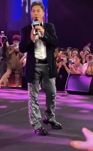 53歲毛寧現身商演撈金,身材發福似中年大叔,與富婆合影笑容滿面