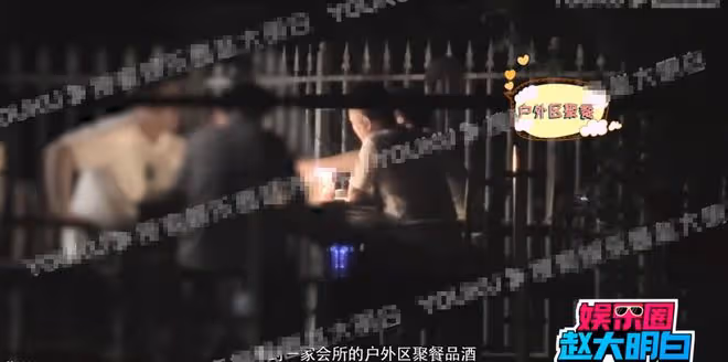 40歲王寶強深夜聚會被拍,喝酒品雪茄姿態愜意,吞雲吐霧姿勢熟練