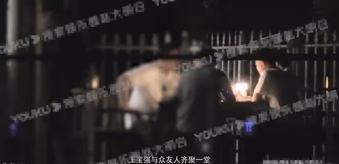 40歲王寶強深夜聚會被拍,喝酒品雪茄姿態愜意,吞雲吐霧姿勢熟練