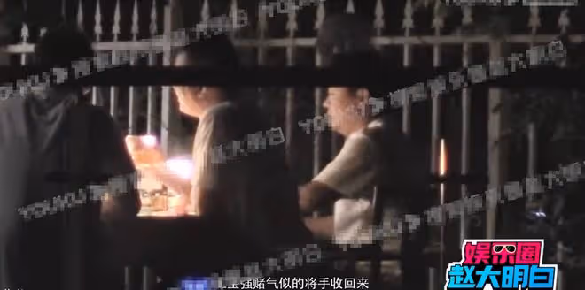 40歲王寶強深夜聚會被拍,喝酒品雪茄姿態愜意,吞雲吐霧姿勢熟練