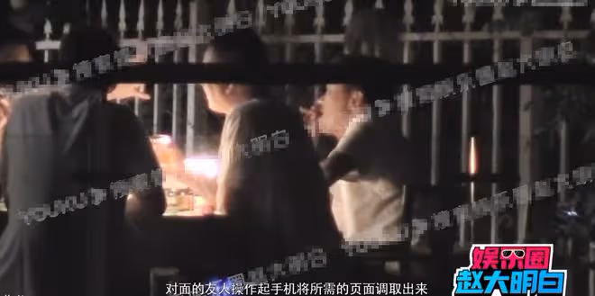 40歲王寶強深夜聚會被拍,喝酒品雪茄姿態愜意,吞雲吐霧姿勢熟練