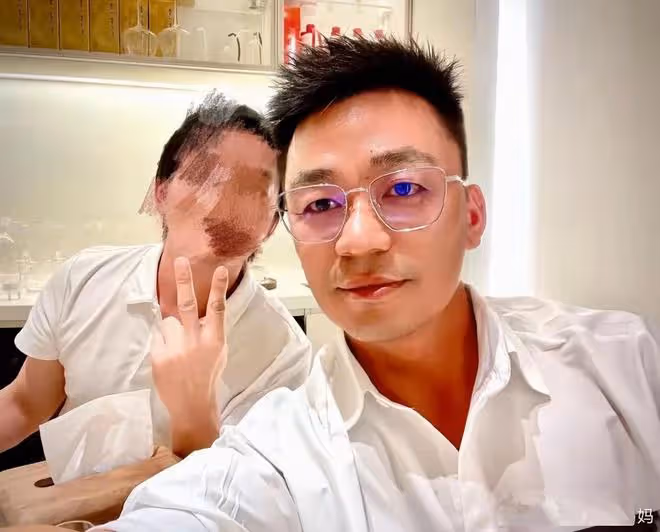 40歲王寶強深夜聚會被拍,喝酒品雪茄姿態愜意,吞雲吐霧姿勢熟練