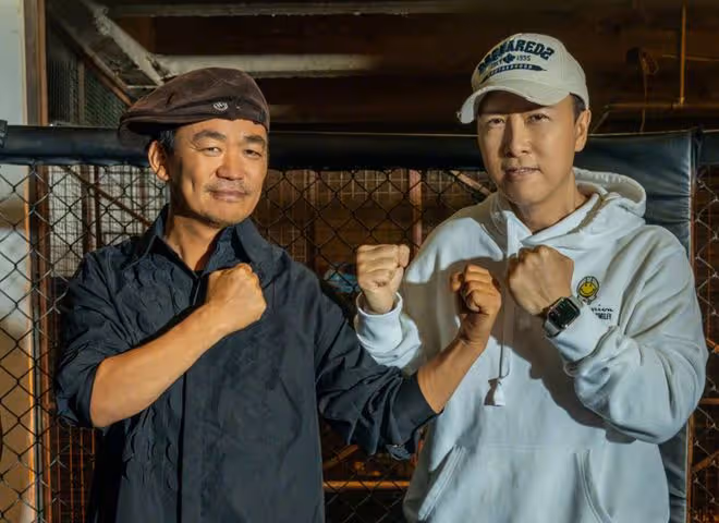 40歲王寶強深夜聚會被拍,喝酒品雪茄姿態愜意,吞雲吐霧姿勢熟練