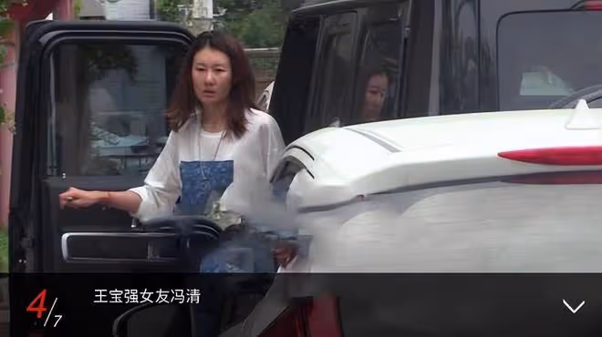 40歲王寶強深夜聚會被拍,喝酒品雪茄姿態愜意,吞雲吐霧姿勢熟練