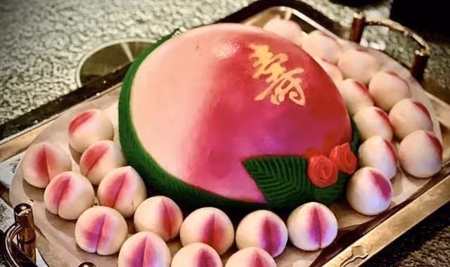 歐陽震華61歲大壽,與賭王孫女大秀恩愛,結婚26年零緋聞一生無子