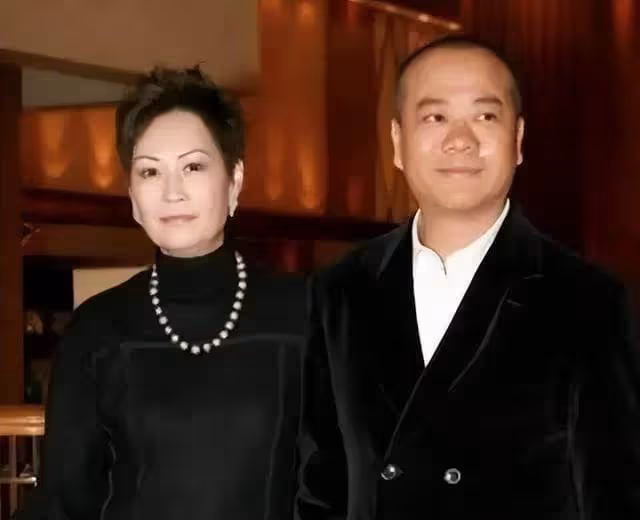 歐陽震華61歲大壽,與賭王孫女大秀恩愛,結婚26年零緋聞一生無子