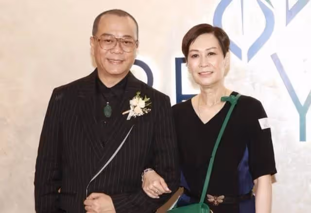歐陽震華61歲大壽,與賭王孫女大秀恩愛,結婚26年零緋聞一生無子