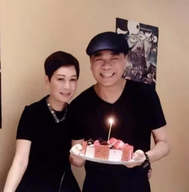 歐陽震華61歲大壽,與賭王孫女大秀恩愛,結婚26年零緋聞一生無子