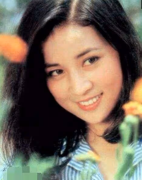 3個男人扶她上位!「她由舞女變影后」擠走鄧麗君 隱忍40年「收服成龍防範20年的心」:所有財產都給她