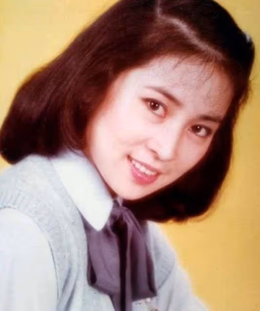 3個男人扶她上位!「她由舞女變影后」擠走鄧麗君 隱忍40年「收服成龍防範20年的心」:所有財產都給她