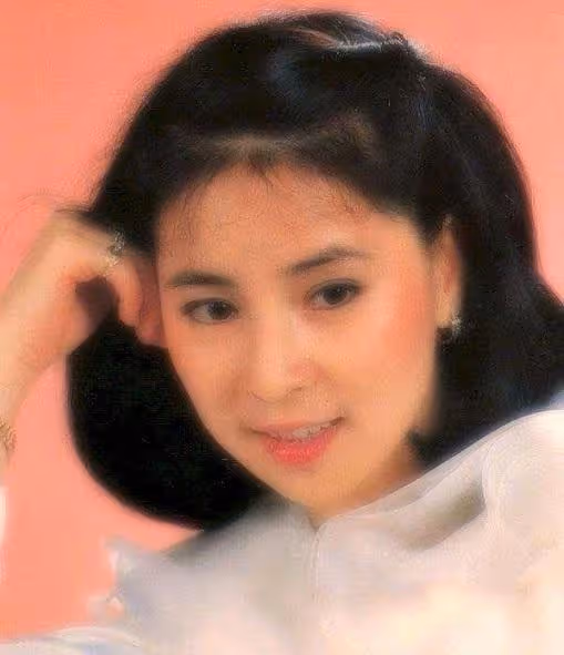 3個男人扶她上位!「她由舞女變影后」擠走鄧麗君 隱忍40年「收服成龍防範20年的心」:所有財產都給她