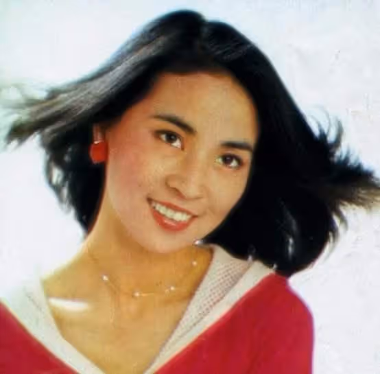 3個男人扶她上位!「她由舞女變影后」擠走鄧麗君 隱忍40年「收服成龍防範20年的心」:所有財產都給她