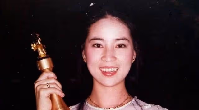 3個男人扶她上位!「她由舞女變影后」擠走鄧麗君 隱忍40年「收服成龍防範20年的心」:所有財產都給她