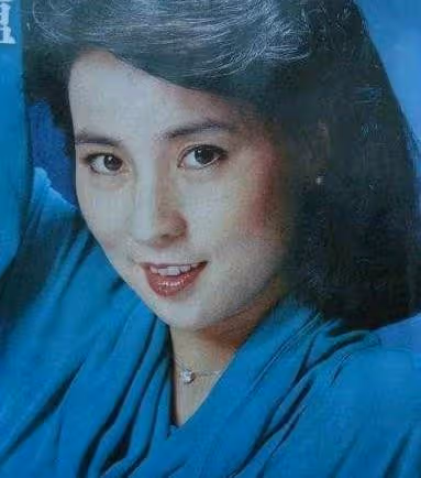 3個男人扶她上位！「她由舞女變影后」擠走鄧麗君　 隱忍40年「收服成龍防範20年的心」：所有財產都給她