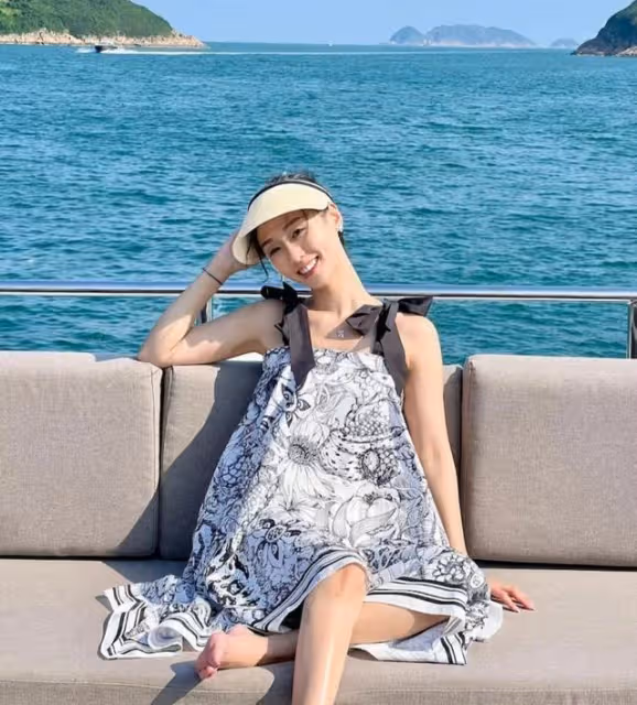 白富美!前港姐曬碩士畢業照,家境富裕兼樣靚身材正成圈中筍盤