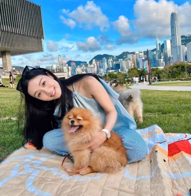 白富美!前港姐曬碩士畢業照,家境富裕兼樣靚身材正成圈中筍盤