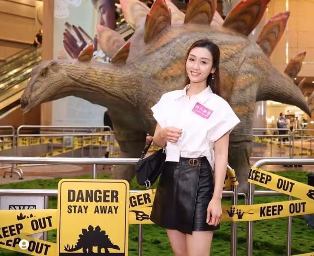 白富美!前港姐曬碩士畢業照,家境富裕兼樣靚身材正成圈中筍盤