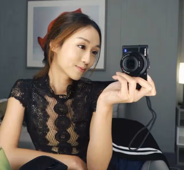 白富美!前港姐曬碩士畢業照,家境富裕兼樣靚身材正成圈中筍盤