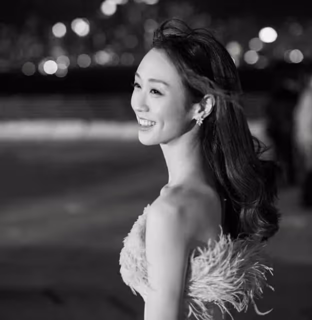 白富美!前港姐曬碩士畢業照,家境富裕兼樣靚身材正成圈中筍盤