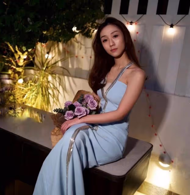 白富美!前港姐曬碩士畢業照,家境富裕兼樣靚身材正成圈中筍盤