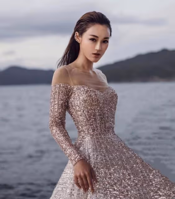 白富美!前港姐曬碩士畢業照,家境富裕兼樣靚身材正成圈中筍盤