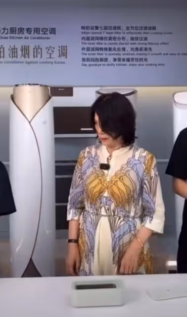 董明珠直播憤怒離場,產品介紹出問題怒摔機器,全程黑臉瞪女主播