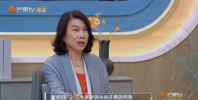 董明珠直播憤怒離場,產品介紹出問題怒摔機器,全程黑臉瞪女主播