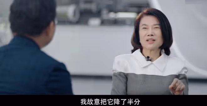 董明珠直播憤怒離場,產品介紹出問題怒摔機器,全程黑臉瞪女主播