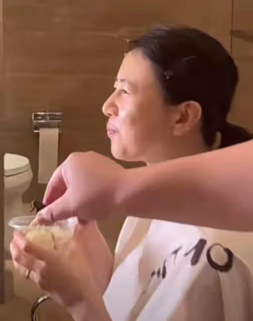 42歲女神高圓圓素顏近照曝光!黑圓圈嚴重顯憔悴,意外撞臉吳綺莉