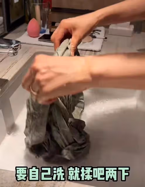 42歲女神高圓圓素顏近照曝光!黑圓圈嚴重顯憔悴,意外撞臉吳綺莉