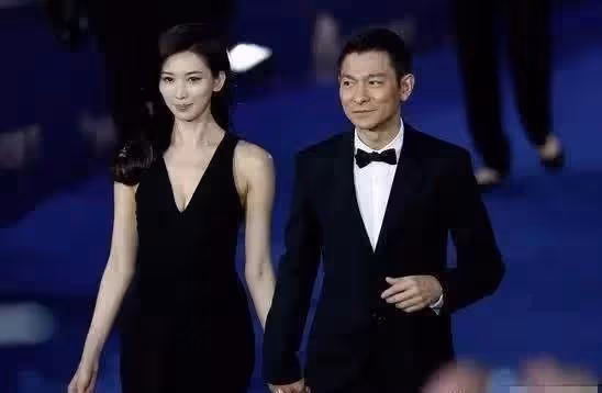 劉德華右手摟林志玲左手抱著張靜初,有誰注意到林志玲的手做了啥?