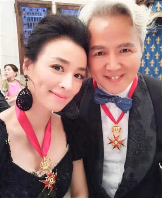 你嚇到了嗎?張庭豁出去鏡頭前卸妝「希望別嚇到你!」 52歲驚人素顏曝光「直播一半落淚」:我也不容易