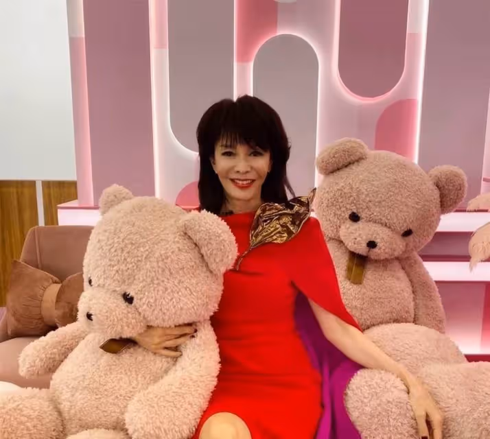 鄭裕玲香港的豪宅曝光,如今65歲凍齡如30歲「堅持單身不婚」家裡有無敵海景陽臺,一個人精緻又舒適:餘生過想要的生活