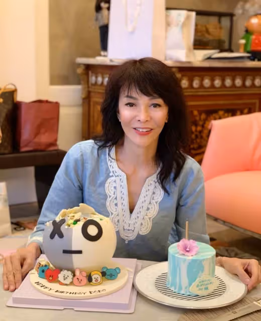 鄭裕玲香港的豪宅曝光,如今65歲凍齡如30歲「堅持單身不婚」家裡有無敵海景陽臺,一個人精緻又舒適:餘生過想要的生活