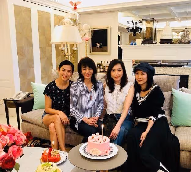 鄭裕玲香港的豪宅曝光,如今65歲凍齡如30歲「堅持單身不婚」家裡有無敵海景陽臺,一個人精緻又舒適:餘生過想要的生活