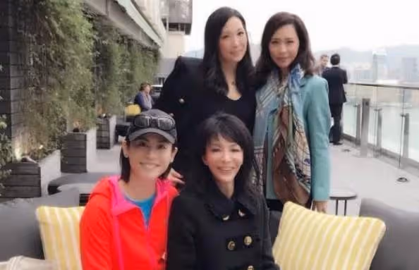 鄭裕玲香港的豪宅曝光,如今65歲凍齡如30歲「堅持單身不婚」家裡有無敵海景陽臺,一個人精緻又舒適:餘生過想要的生活