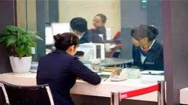 82年後才能取的錢!2018年,女子將4300萬存銀行,一年後查詢餘額為零,工作人員:2099年再來取