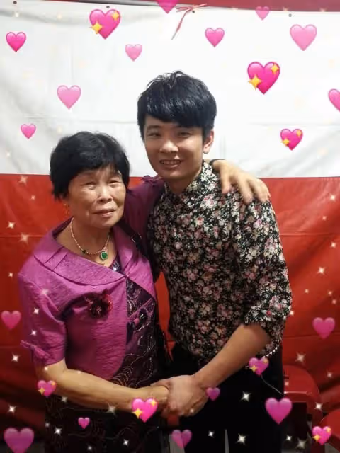 43歲蔡佳麟8歲背「成年身障哥」被同學嘲諷,進圈打拚多年「哥哥成為他的貴人」,為愛舉辦公益活動顯深情:他不重,他是我哥哥