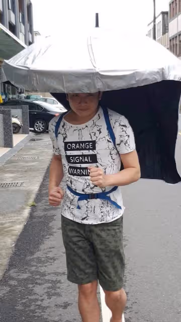 43歲蔡佳麟8歲背「成年身障哥」被同學嘲諷,進圈打拚多年「哥哥成為他的貴人」,為愛舉辦公益活動顯深情:他不重,他是我哥哥