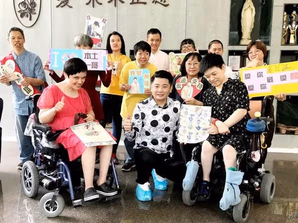 43歲蔡佳麟8歲背「成年身障哥」被同學嘲諷,進圈打拚多年「哥哥成為他的貴人」,為愛舉辦公益活動顯深情:他不重,他是我哥哥