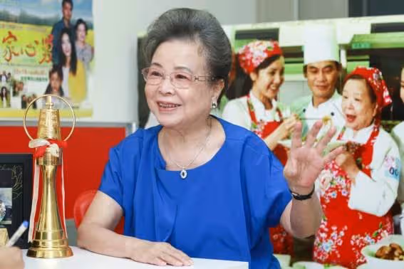 梅芳笑談「60年勞碌命,靠客家精神養老」自歎「85歲已認命」幸兒子孝順「晚年母子同住」安排郵輪為母慶壽