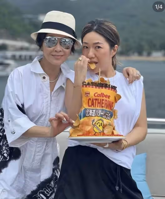 劉嘉玲與億萬富豪遊艇聚會!戴鉆石項鏈超耀眼,素顏不化妝皮膚白嫩,網友:完全沒有衰老的感覺