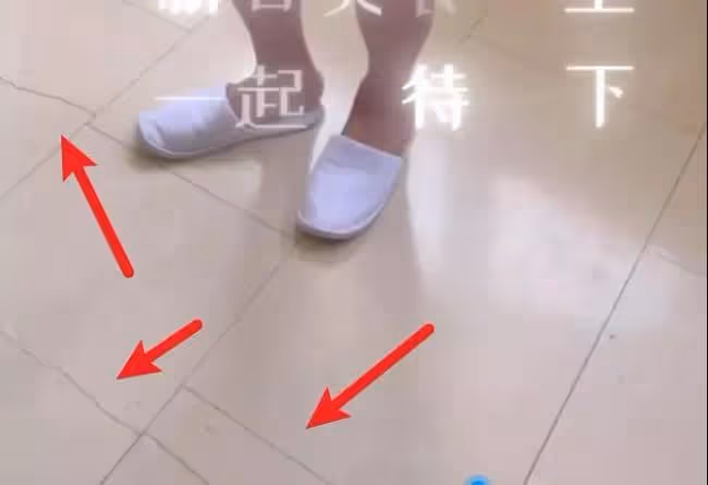 房間窗戶破損,地板裂縫,董潔經濟拮据?
